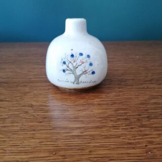 Kicsi fehér kerámia váza fa motívummal díszítve, dekoráció, yupie