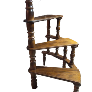 XIII Lajos korabeli könyvtári lépcső faragott elegáns stílusos megjelenés értékes bútordarab yupie