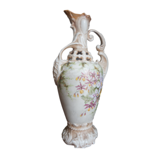 Virágmintás, gazdagon díszített porcelán váza